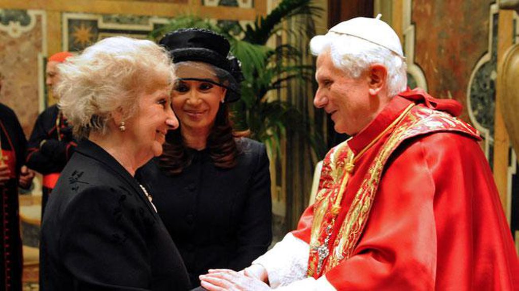 BENEDICTO XVI. Con Estela de Carlotto en 2009.