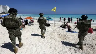 Militares custodian las playas de México para frenar el crimen.