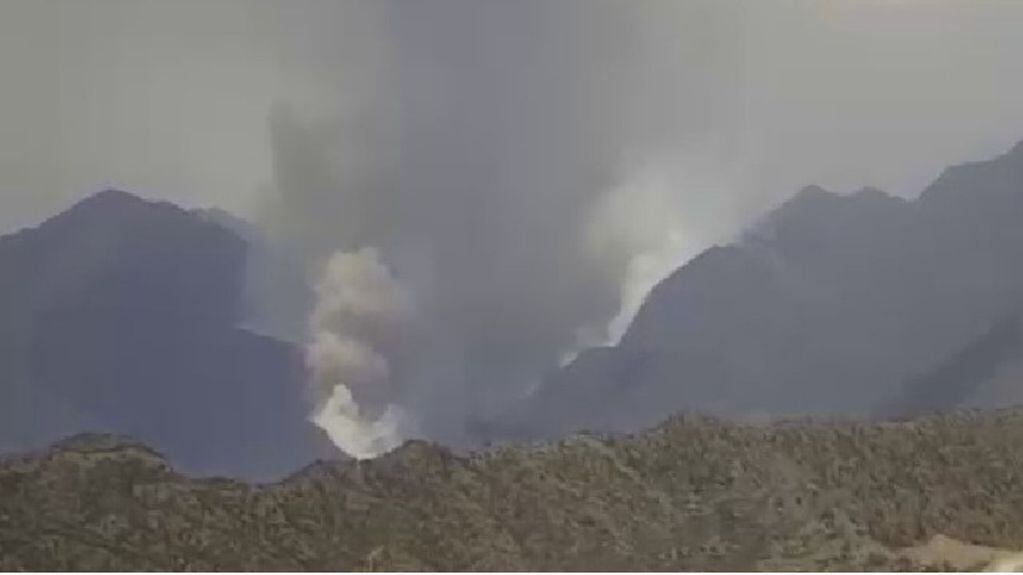 Urgente: se desató un incendio en inmediaciones del Cerro Arco.