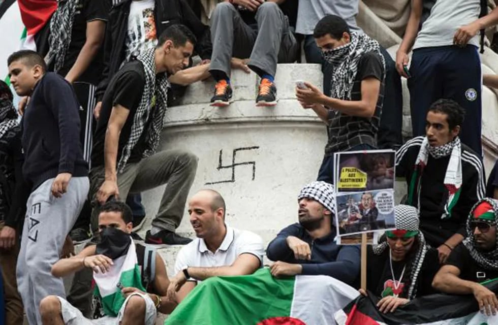 Una esvástica se distingue entre manifestantes pro palestinos en Francia, en una de las últimas marchas donde se vitorearon cantos antisemitas y expresiones de odio a los judíos, en el contexto de un aumento exponencial de la violencia hacia la comunidad.