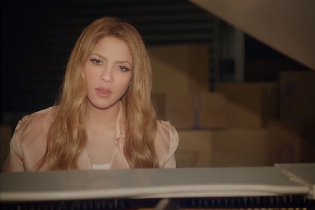 Shakira canta y toca el piano con sus hijos Milan y Sasha en el video de "Acróstico" (Sony Music)