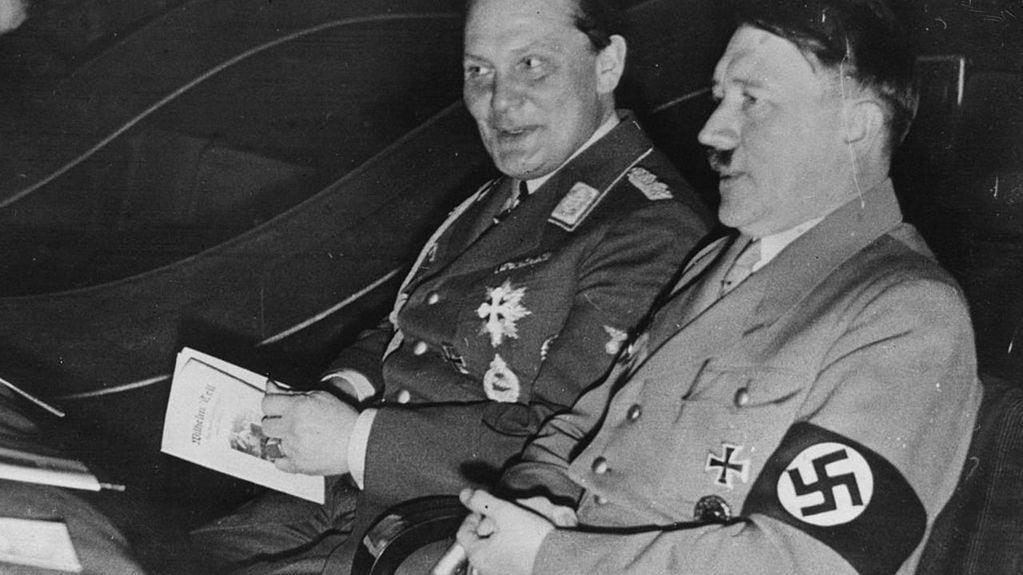 Adolf Hitler con Hermann Göring, quien comandó la Gestapo y sembró el terror.