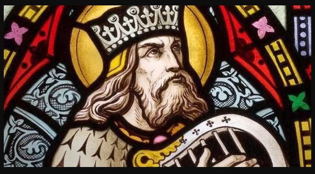 Detalle del vitral de Michael O'Connor que representa al rey David tocando una lira. Iglesia de San Miguel y Todos los Ángeles, Fringford, Oxfordshire.