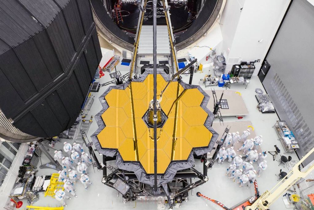 Con todos los platos desplegados, el telescopio James Webb forma un espejo de 6,5 metros. (Nasa)