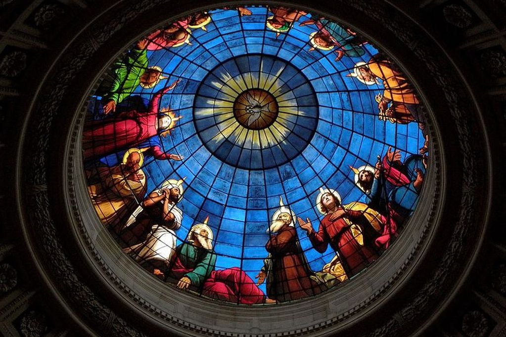 Pentecostés. Vitral que adorna la cúpula de la capilla real de Saint-Louis de Dreux, clasificado como monumento histórico de Francia