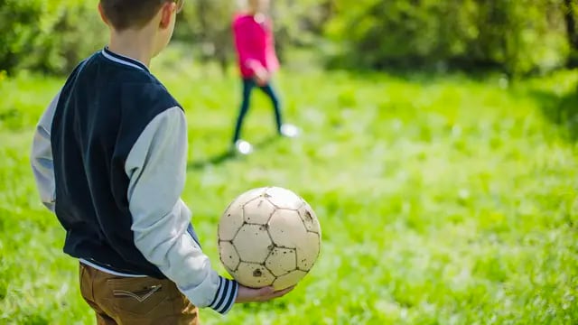 Adopciones. El niño es de Córdoba y disfruta de actividades manuales y al aire libre como el fútbol. (Freepik)