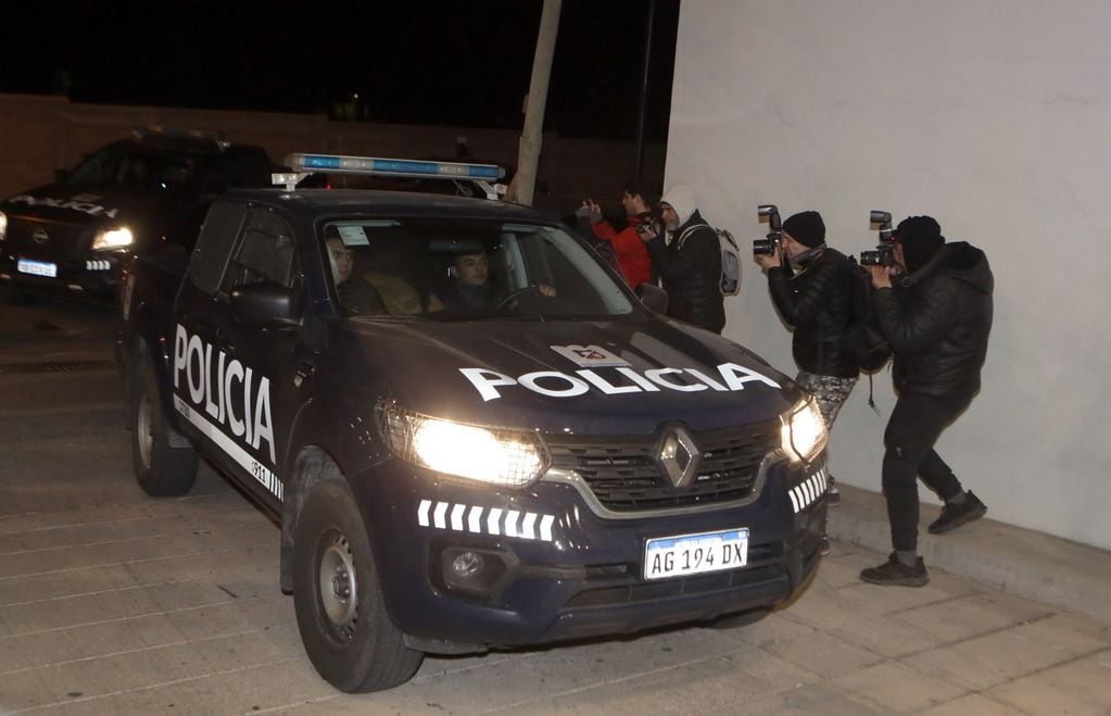 Los rugbiers franceses llegaron a Mendoza, trasladados por la policía.