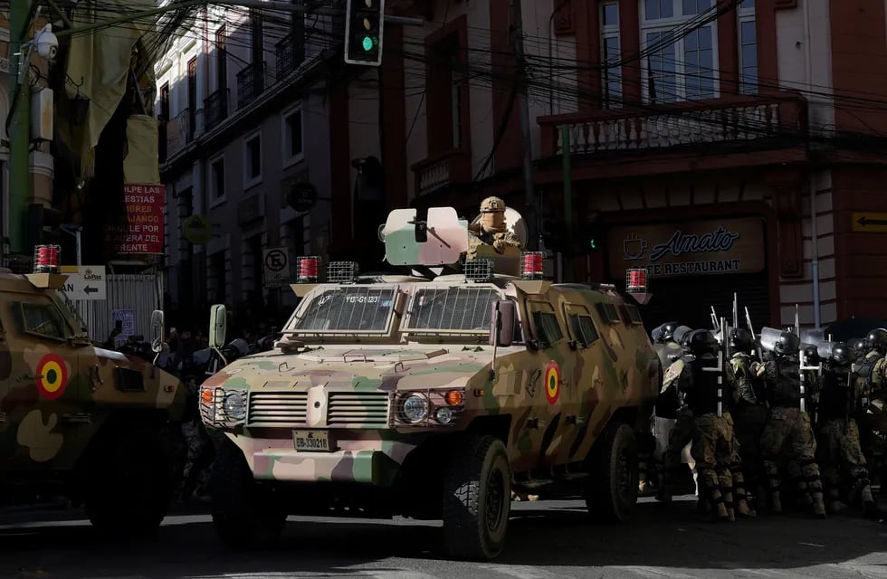 El vehículo blindado en el que llegó el excomandante del Ejército de Bolivia, Juan José Zúñiga, a las puertas mismas del Palacio Quemado, en un intento por tomar el gobierno. / EFE