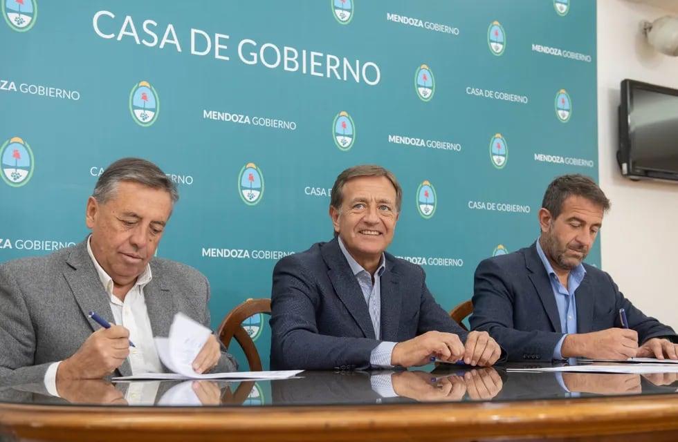El gobernador Rodolfo Suárez junto al superintendente general de Irrigación, Sergio Marinelli, y el ministro de Infraestructura, Mario Isgró. Foto: Prensa Mendoza