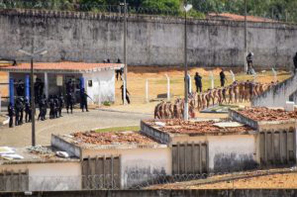 GRA152. NATAL (BRASIL), 15/01/2017.- Un grupo de presos es custodiado por la Policu00eda en la prisiu00f3n de Alcau00e7uz, hoy 15 de enero domingo, en la ciudad de Natal. Al menos 10 presos murieron el su00e1bado en el mayor centro penitenciario de Ru00edo Grande do Norte, A