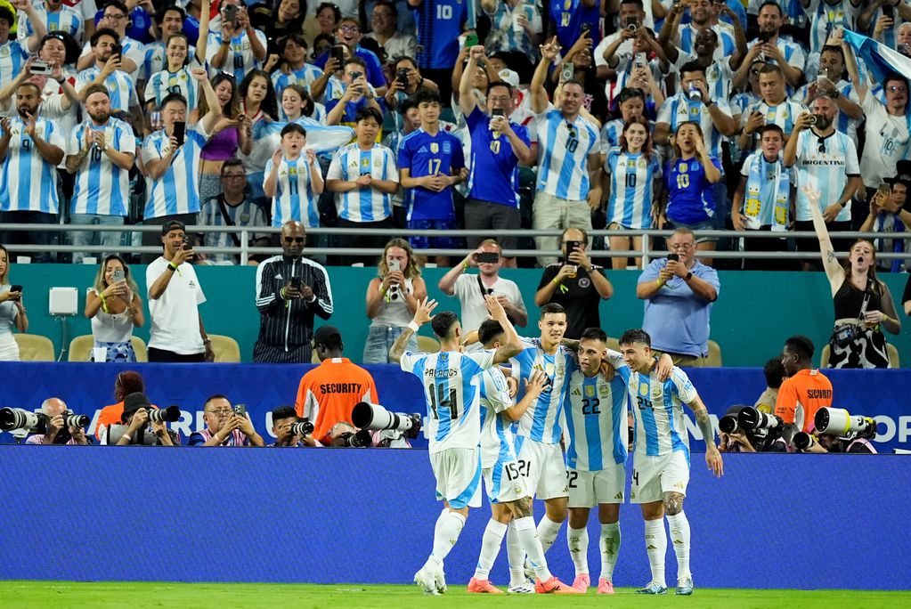 El festejo del equipo argentino luego del segundo gol de Lautaro Martínez ante Perú, en la Copa América. (AP)
