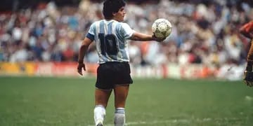 Maradona y la pelota: una sociedad inolvidable.