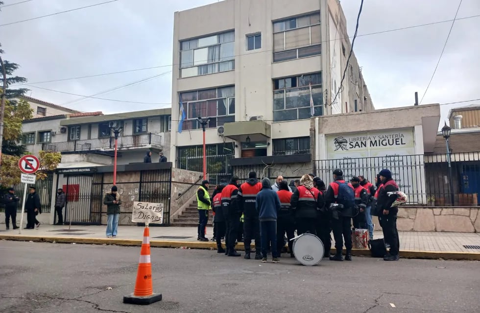 Protesta de la GUM en la puerta de la Municipalidad de Las Heras.