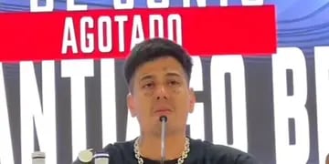 El Duki rompió en llanto por una pregunta de su mamá en plena conferencia de prensa en Madrid