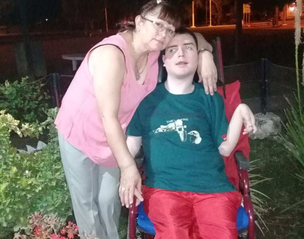 Franco es ciego y tiene una parálisis debido a una mala praxis vive en Desaguadero, La Paz necesita una silla de ruedas.