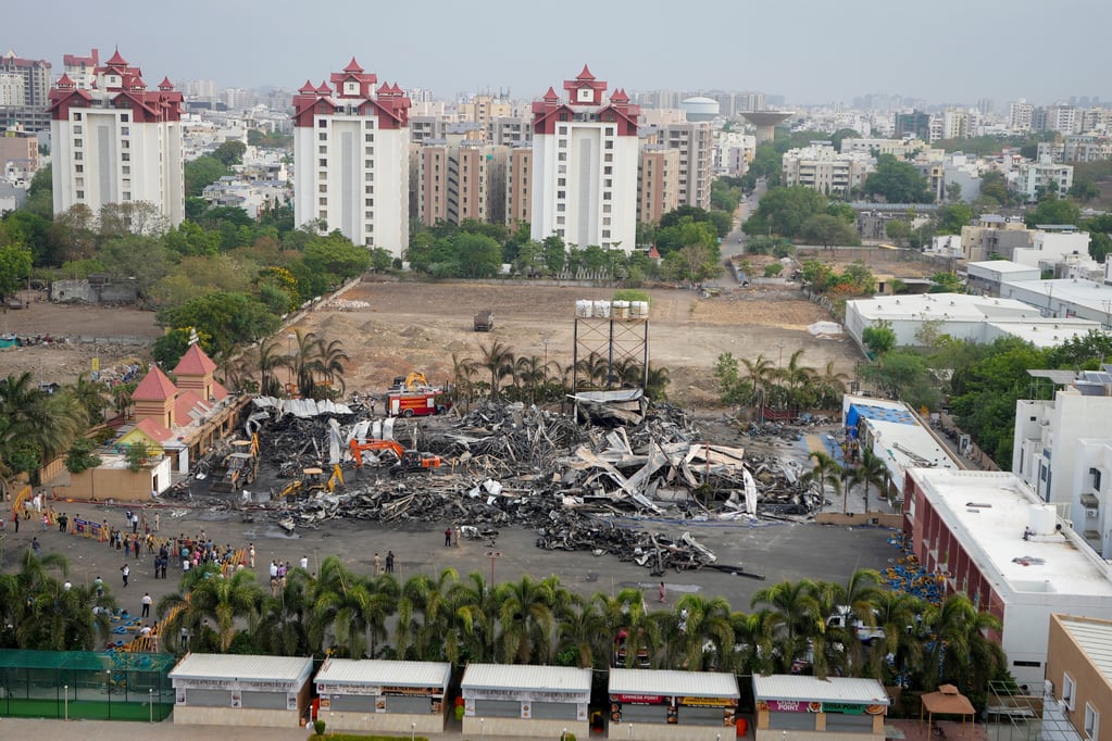 Una estructura de dos plantas del parque de atracciones TRP colpasó en el incendio - AFP