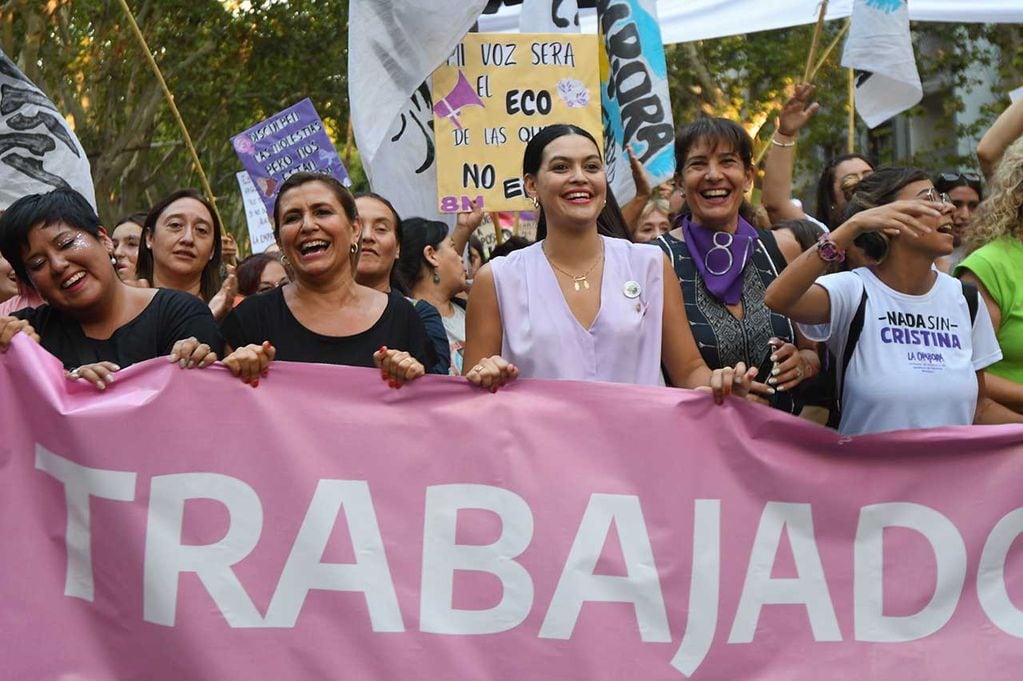 Marcha 8 M en conmemoración del día internacional de la mujer. Miles de mujeres caminaron por las calles de la Ciudad portando carteles, letreros, pancartas y banderas para hacer valer sus derechos
La Intendenta de Santa Rosa María Flor Destéfanis también estuvo presnete en la marcha
Foto:José Gutierrez / Los Andes 