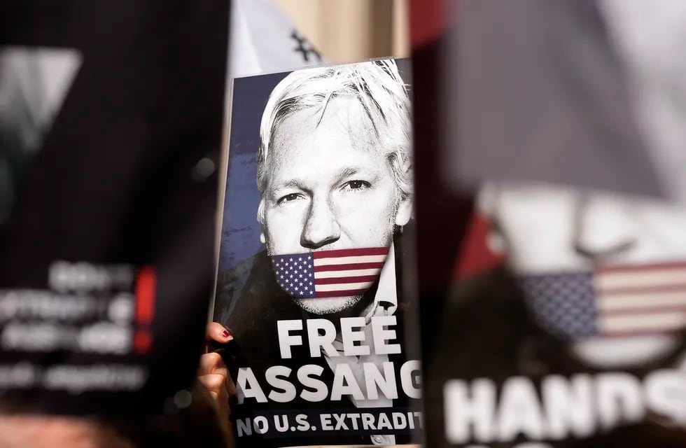 Manifestantes colocan carteles ante el Alto Tribunal en Londres, el lunes 20 de mayo de 2024. Una corte británica determinó el lunes que el fundador de WikiLeaks Julian Assange puede apelar su extradición a Estados Unidos por cargos de espionaje. (AP Foto/Kin Cheung)