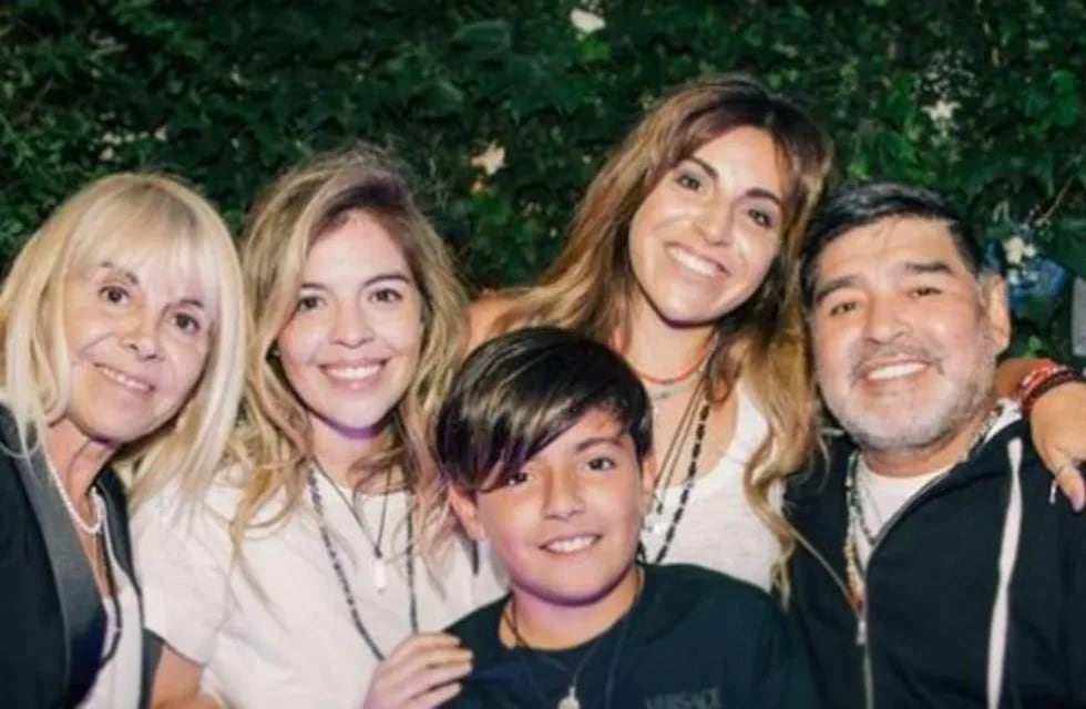 Diego, acompañados de sus hijas Dalma y Gianinna, su nieto Benjamín y su ex esposa Claudia.