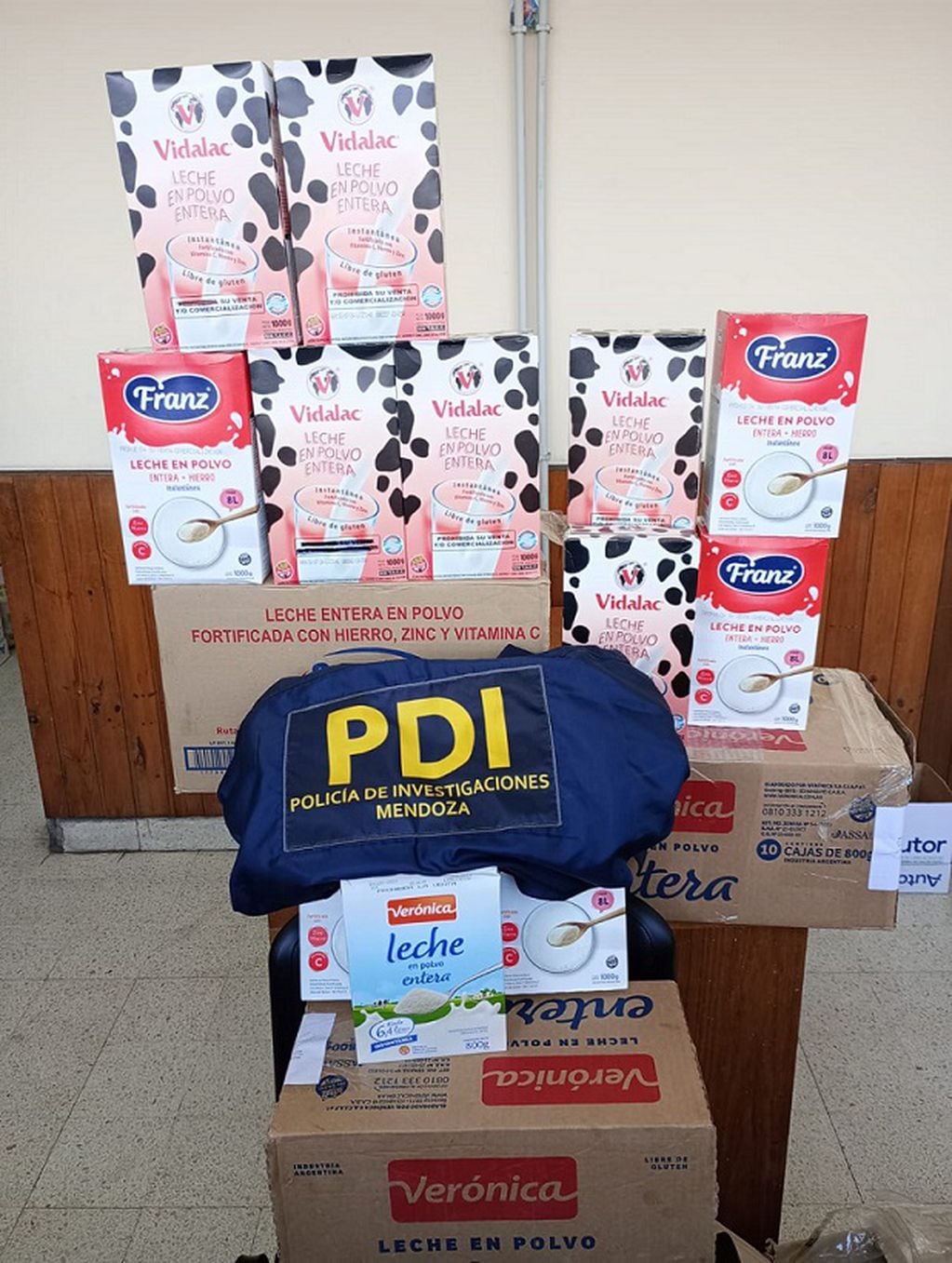 Secuestraron 40 cajas de leche que había enviado Nación y eran vendidas en un comercio de Guaymallén. | Foto: Ministerio de Seguridad y Justicia