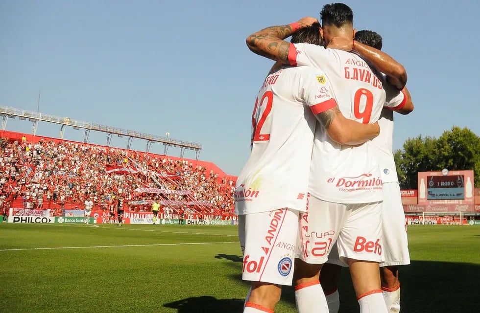 Gabriel Avalos marcó dos goles para el triunfo de Argenitnos Juniors sobre Newell's en la goleada por 3-0. / Gentileza.