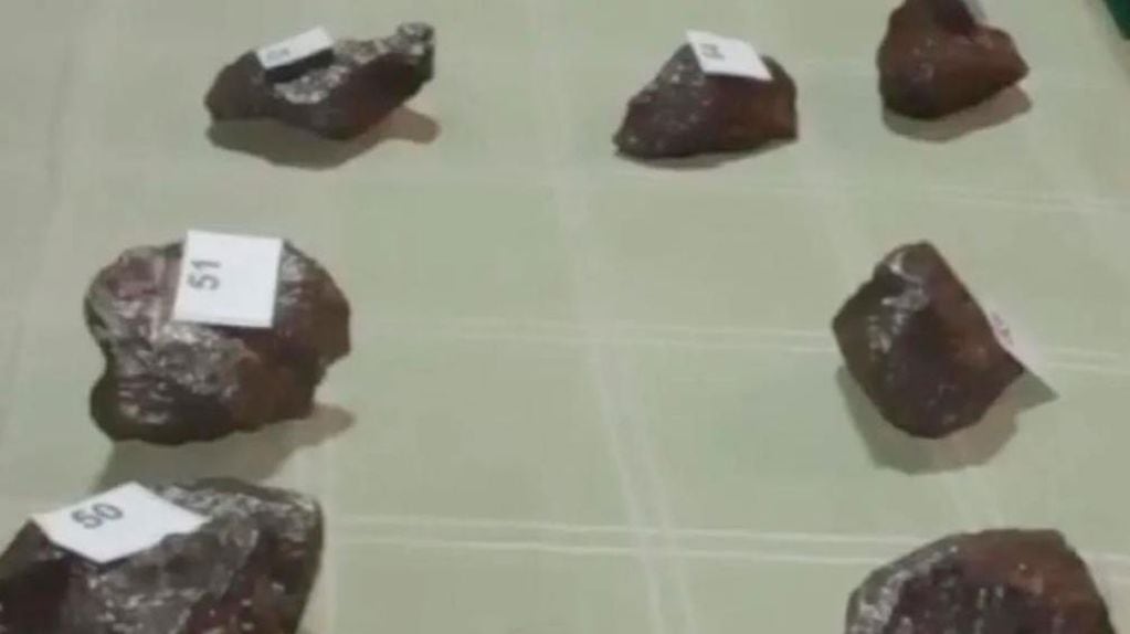 Algunos de los meteoritos que iban a pasar a Chile de contrabando. Gentileza Gendarmería Nacional.