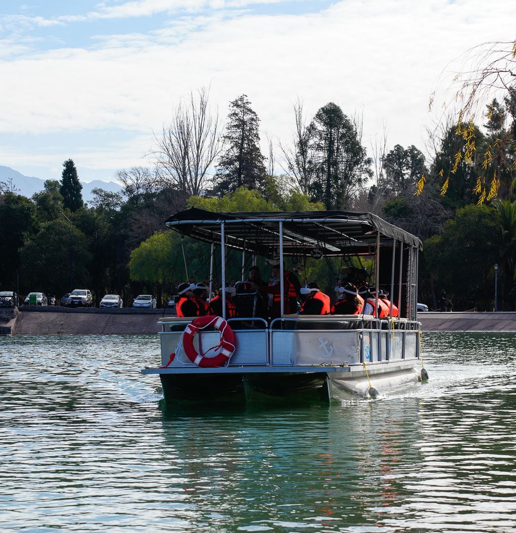 Nuevo barco del lago del Parque: un recorrido por atractivos reales, por el espacio exterior y hasta con dinosaurios. Foto: Gentileza