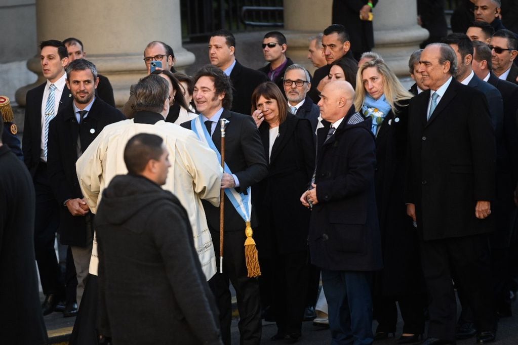Javier Milei en Córdoba junto a su gabinete por el acto del 25 de Mayo. - Foto: Federico López Claros