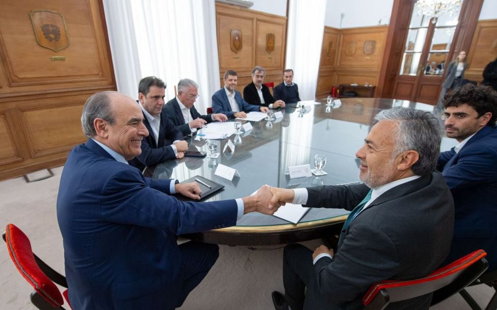 El Jefe de Gabinete Guillermo Francos y el gobernador Alfredo Cornejo en la firma del convenio por obras públicas. Foto: X @alfredocornejo