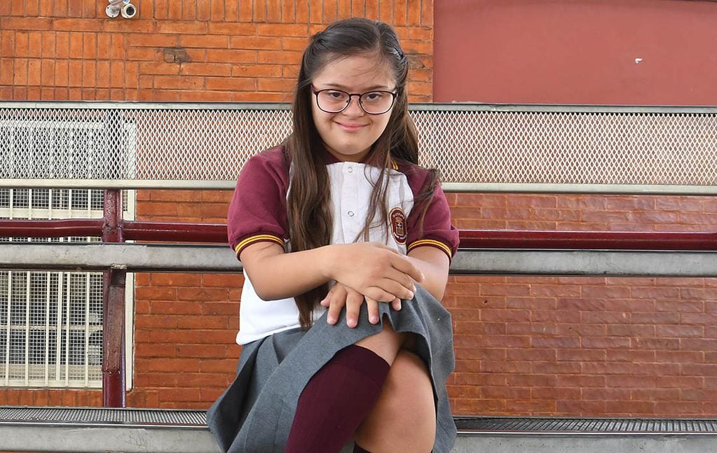 21 de marzo día internacional del Síndrome de Down. Giuliana de 14 años cursa el 2° año del secundario en el Instituto Padre Vázquez de Maipú. Foto: Marcelo Rolland / Los Andes