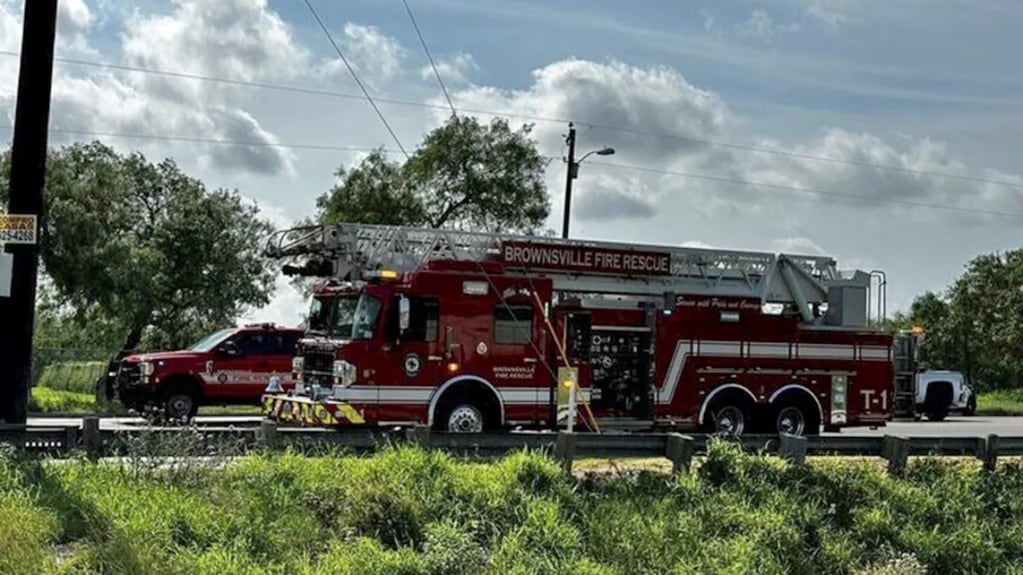 Los bomberos de Brownsville llegaron al lugar donde una camioneta arrolló y mató a siete personas. Gentileza: TN.
