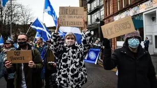 Manifestantes en Escocia