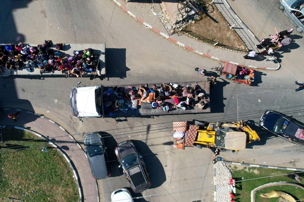 Palestinos huyen del norte de Gaza hacia el sur. (AP Foto/Hatem Moussa)