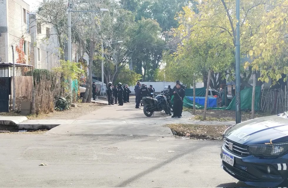 Los delincuentes fueron detenidos en el barrio Parque Sur de Godoy Cruz. Gentileza Matías Pascualetti.