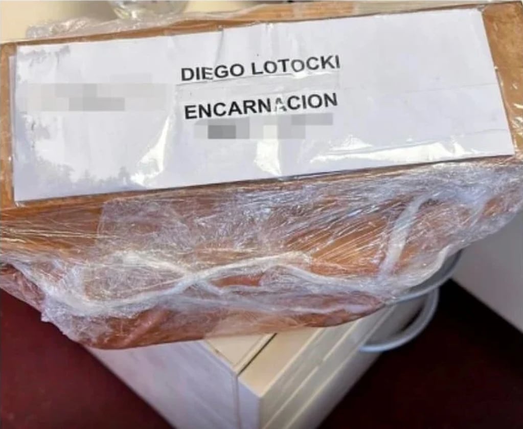 La caja que viajaba en el taxi y tenía como destinatario a Diego Lotocki. Foto: Prensa Aduana