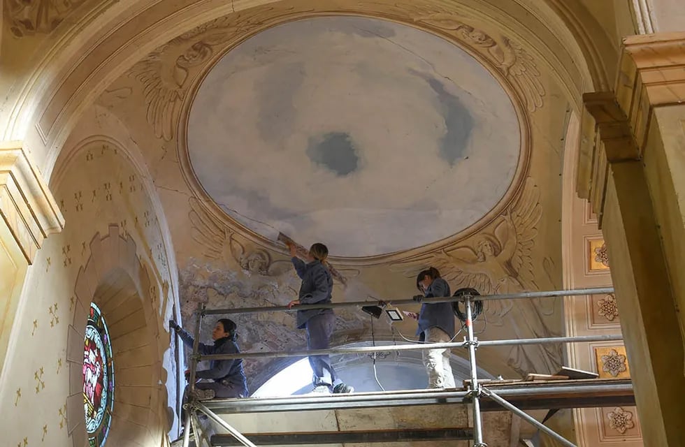 Un equipo de ingenieros patrimonialistas están realizando una restauración del edificio y de las pinturas del templo de la iglesia María Auxiliadora de Rodeo del Medio, Maipú. Foto: Marcelo Rolland / Los Andes