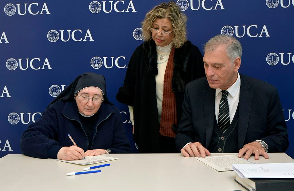 El rector Schiavone y la hermana Angela Romero formalizaron la incorporación del Instituto Santa María Goretti al proyecto educativo-pedagógico de la Universidad Católica Argentina (UCA).  