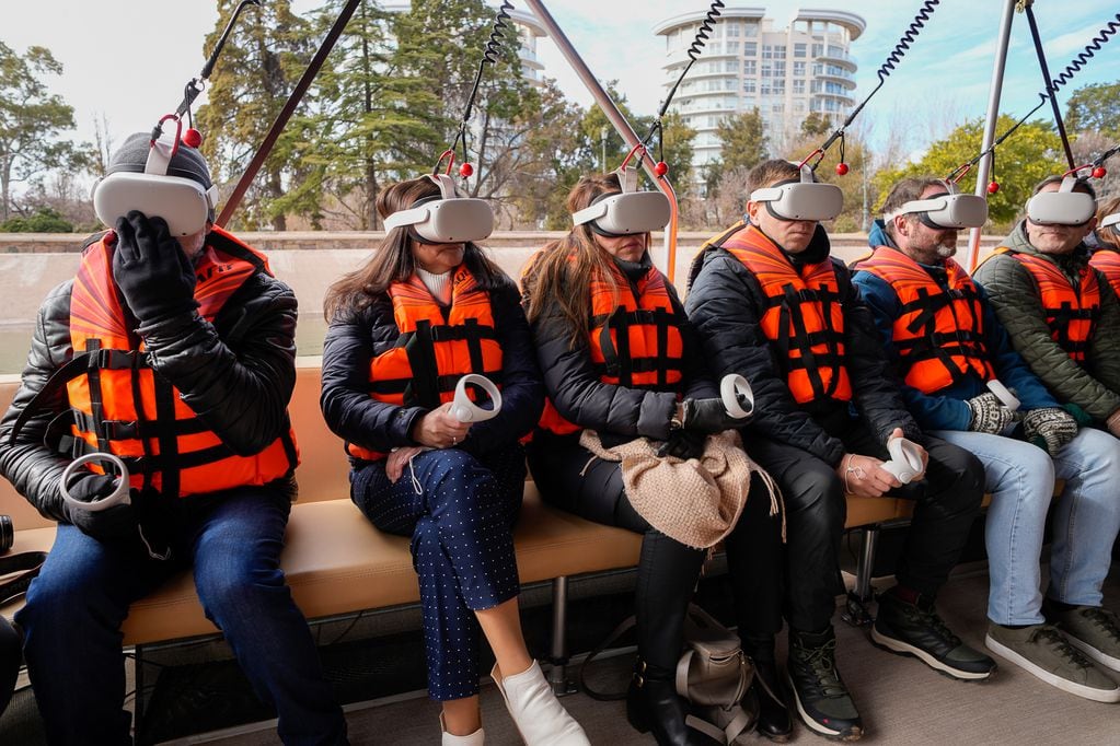 Nuevo barco del lago del Parque: un recorrido por atractivos reales, por el espacio exterior y hasta con dinosaurios. Foto: Gentileza