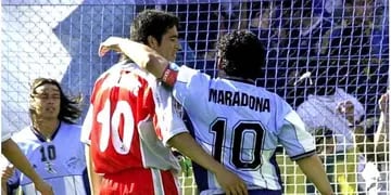  Maradona y Riquelme, en el partido despedida del Diego. / Gentileza. 