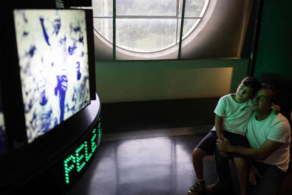 Fotografía de la exposición "Las marcas del Rey", sobre la vida del ex jugador en el Museo del Fútbol, que fue construido bajo las gradas del estadio Pacaembú de Sao Paulo (Brasil). / Foto: EFE / Isaac Fontana