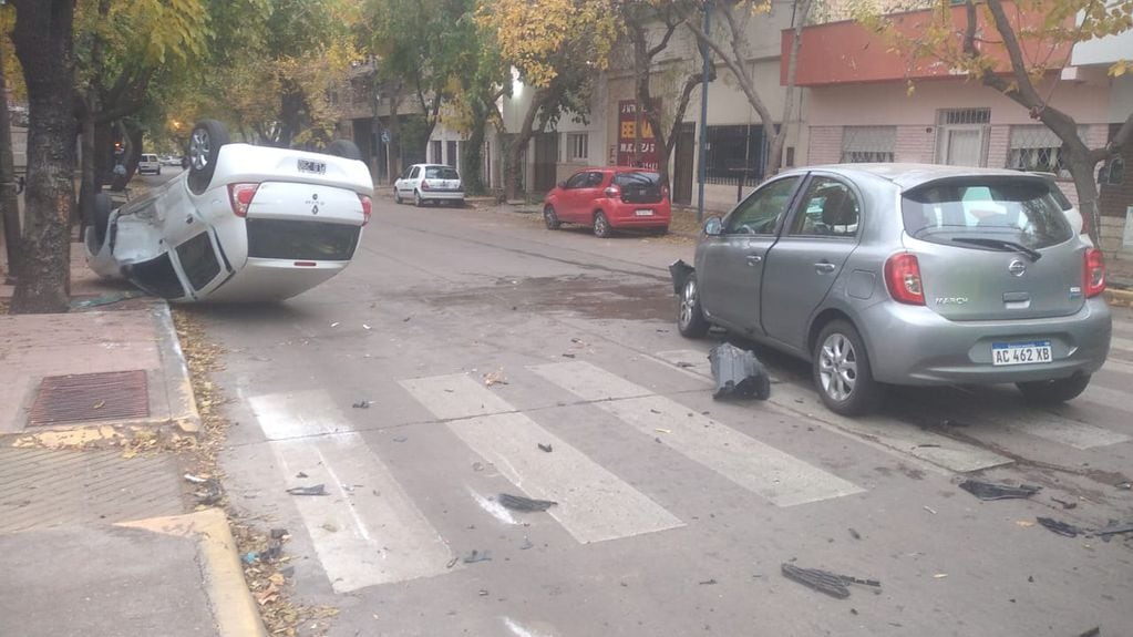 Aparatoso accidente en pleno centro de Ciudad: dos vehículos chocaron y los conductores sufrieron heridas leves. Foto: Ministerio de Seguridad y Justicia