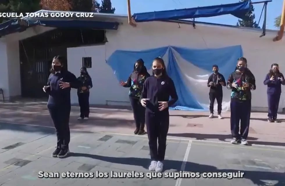 Alumnos de la escuela Guillermo Rawson y Tomás Godoy Cruz interpretaron una emotiva e inclusiva versión del Himno Nacional Argentino.