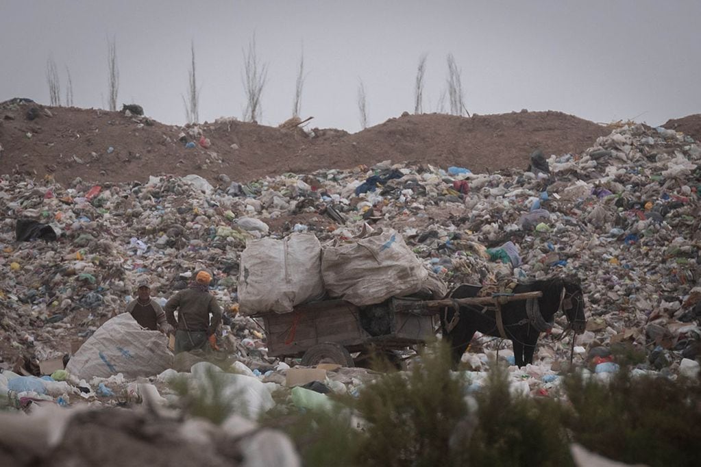 En el distrito de Puente de Hierro muchas familias viven del basural y el reciclado de materiales que ahí encuentran. Ignacio Blanco / Los Andes
