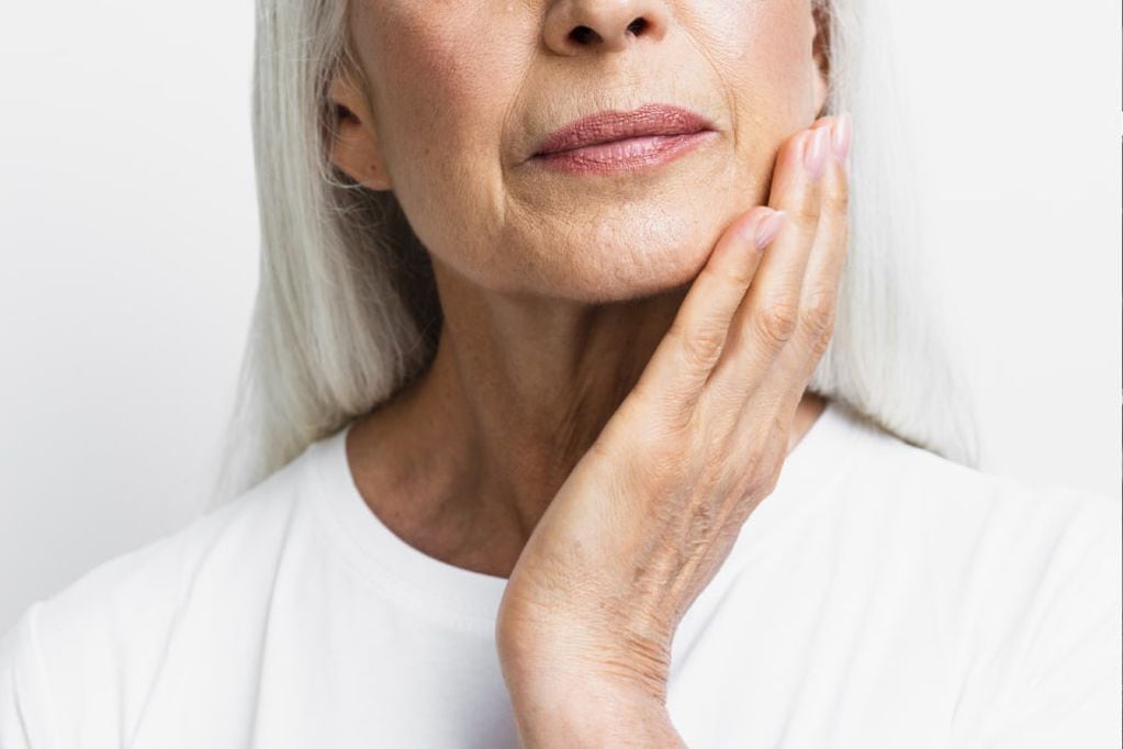 Este tipo de envejecimiento de la piel está relacionado con factores ambientales y hábitos del estilo de vida. 