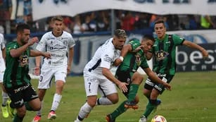 Federico Castro autor del segundo gol de la Lepra de penal, en el uno contra uno estuvo imparable.  Marcelo Rolland / Los Andes