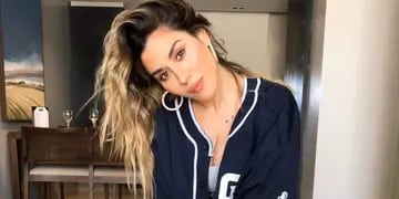 La cantante publicó un video en el que muestra el paso a paso para tomarse una selfie sensual en un solo intento cuando uno está solo.