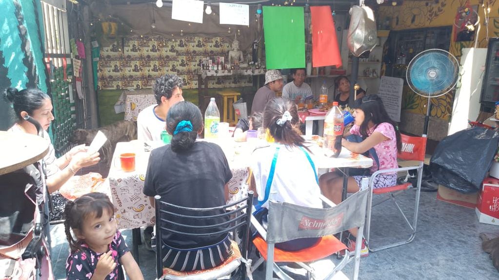 Casi 100 personas en situación de calle comieron y celebraron la Navidad juntas en un kiosco de Godoy Cruz. Foto: Gentileza Lilia Real
