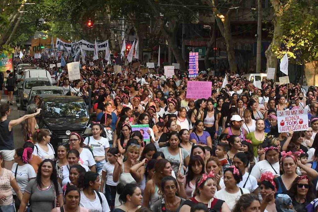 Marcha 8 M en conmemoración del día internacional de la mujer. Miles de mujeres caminaron por las calles de la Ciudad portando carteles, letreros, pancartas y banderas para hacer valer sus derechos

Foto:José Gutierrez / Los Andes 