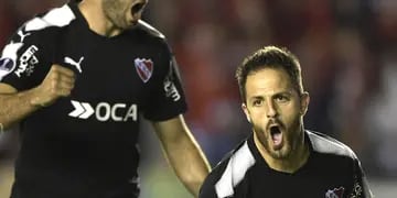 Con goles del "Burrito" Martínez y del "Puma" Gigliotti, el Rojo cerró la serie con un categórico 6-1. Ahora va por Libertad de Paraguay.
