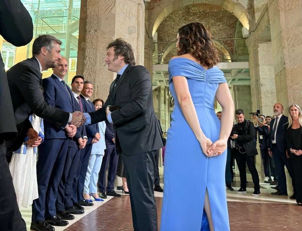El presidente de la Nación fue recibido por la presidenta de la Comunidad de Madrid en un acto en el que fue condecorado. Foto NA